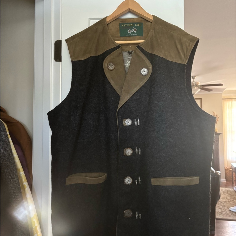 Natural Life Men's Black and Tan Vest